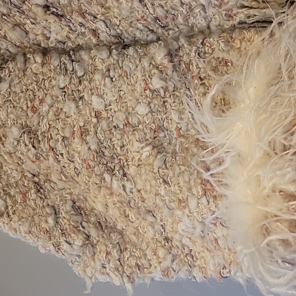 Thick fuzzy shawl with feather - Picture 5 of 11